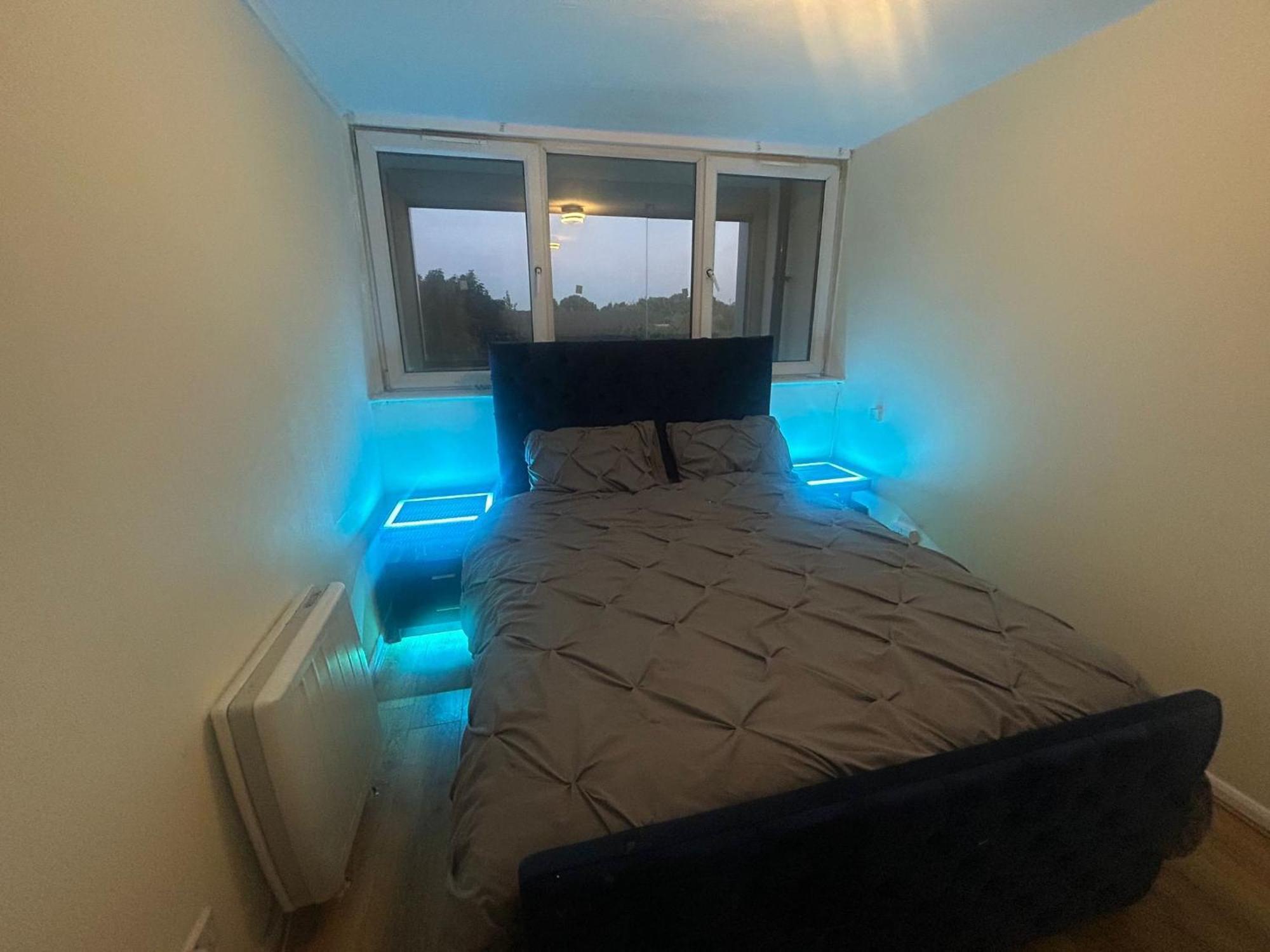 Modern In Centre Apartment *