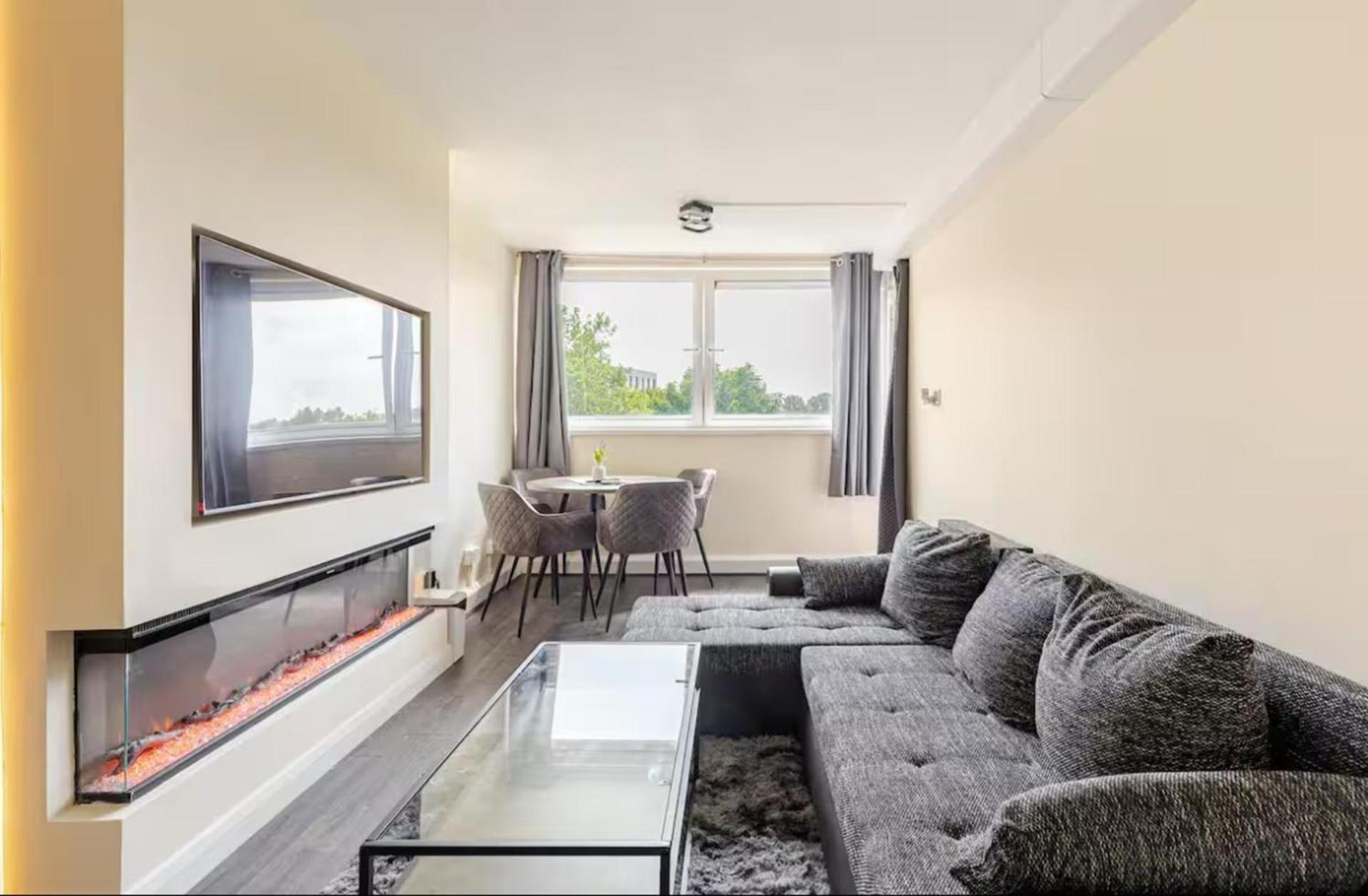 Modern In Centre Apartment *
